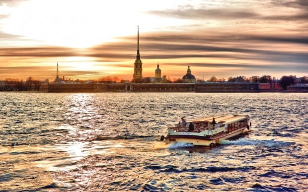 Санкт-Петербург, покачиваясь на волнах истории. Аренда теплохода