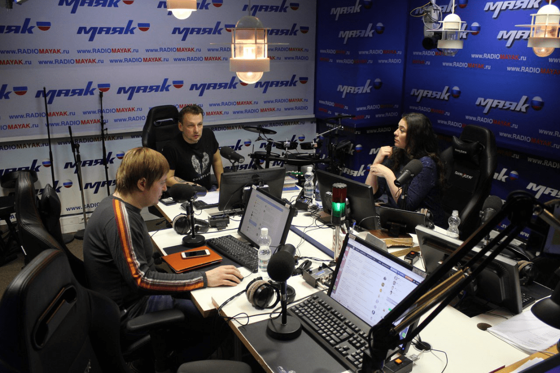Включи сегодня радио. Студия радио Маяк. Радио Маяк Санкт-Петербург. Радиостанция Маяк прямой эфир. Радио России радио Маяк.