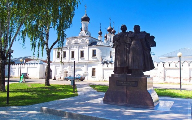 Благовещенский монастырь. Памятник Петру и Февронии