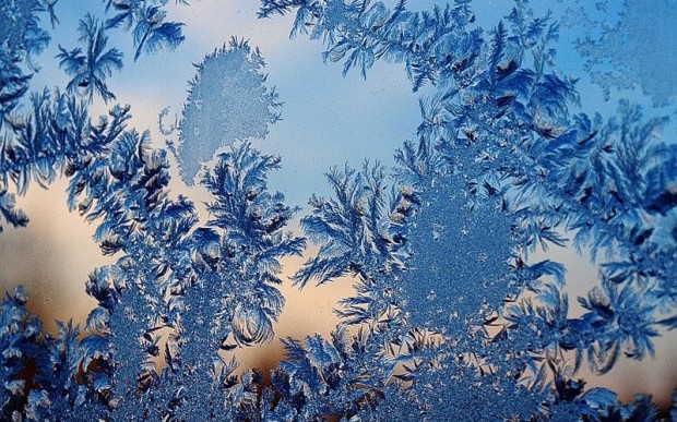 Волшебные зимние узоры на стекле 