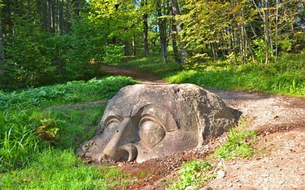 Мегалиты Санкт-Петербурга: каменная голова в Петергофе 