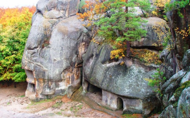 Мегалиты или скалы Довбуша, Украина