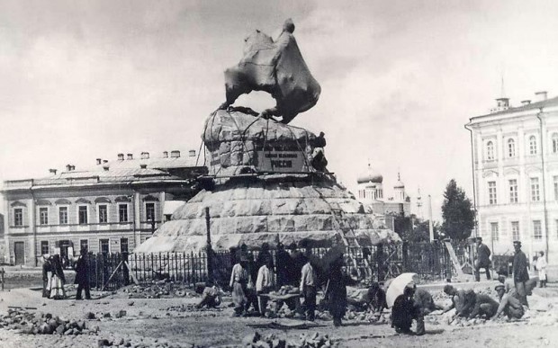 Памятник Богдану Хмельницкому с элементами полигональной кладки