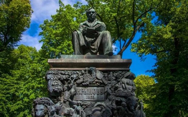 Памятник Крылову в Летнем саду Санкт-Петербурга