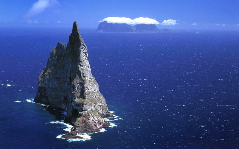 Скальный остров Болс-Пирамид 