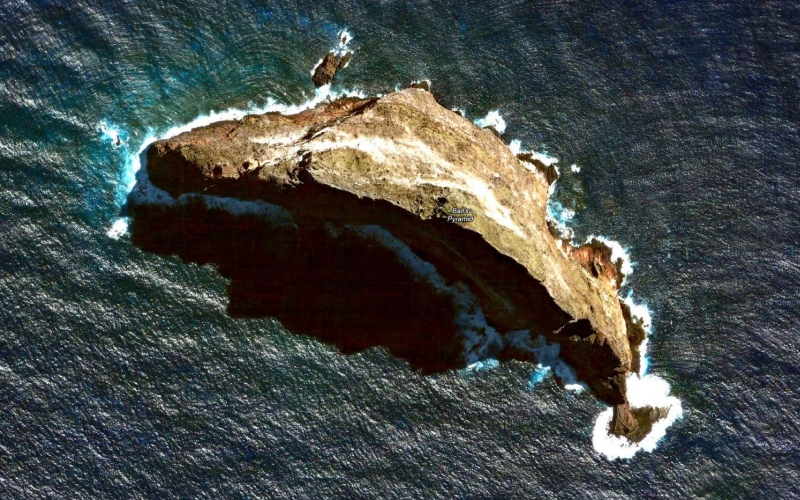 Скальный остров Болс-Пирамид 